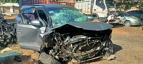 கயத்தாறு அருகே கார் விபத்து:அரசு டாக்டர் தம்பதி, மகள் படுகாயம்