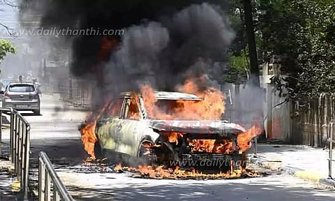 தீப்பிடித்து எரிந்த கார்