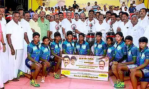 பெண்களுக்கான மின்னொளி கபடி போட்டி - அமைச்சர் பெரிய கருப்பன் பரிசு வழங்கினார்