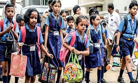 1 முதல் 5-ம் வகுப்பு வரை பள்ளிகள் திறப்பு - ரோஜாப்பூ, இனிப்புகள் வழங்கி வரவேற்பு