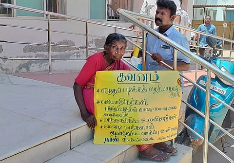 தூத்துக்குடி பத்திர பதிவு அலுவலகம் முன்பு மூதாட்டி தர்ணா போராட்டம்