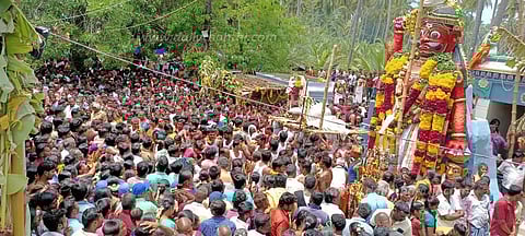 பத்ரகாளியம்மன் கோவில் திருவிழாவில் வினோத வழிபாடு