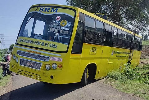 சாலையோர பள்ளத்தில் இறங்கிய தனியார் பள்ளி பஸ்