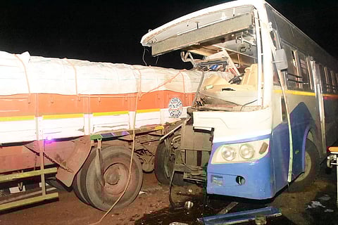 லாரி மீது அரசு பஸ் மோதியதில் டிரைவர் பலி