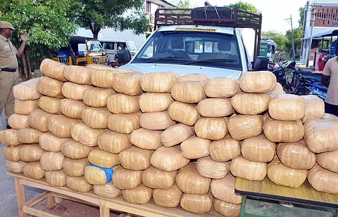 சரக்கு வேனில் காய்கறி மூட்டைகளில் மறைத்து கடத்த முயன்ற 409 கிலோ கஞ்சா பறிமுதல்