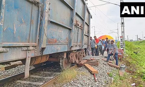 மேற்கு வங்காளம் சிலிகுரியில் சரக்கு ரயில் தடம் புரண்டது