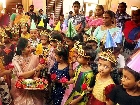 1 முதல் 5-ம் வகுப்பு வரை பள்ளிகள் திறப்பு பூக்கள் கொடுத்து குழந்தைகளுக்கு உற்சாக வரவேற்பு