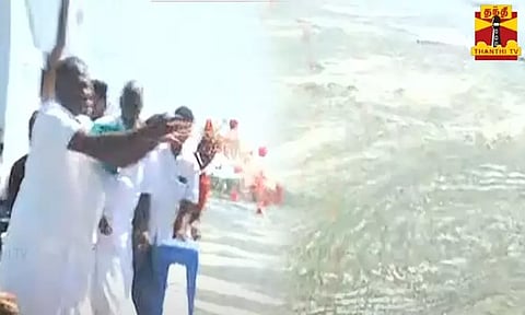 மேட்டூர் அணையில் இருந்து திறக்கப்பட்ட தண்ணீர் முக்கொம்பு வந்தடைந்தது - மலர் தூவி விவசாயிகள் வரவேற்பு