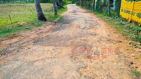 குண்டும், குழியுமான சாலையை சீரமைக்க வேண்டும்