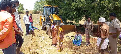 சாமிசெட்டிப்பட்டி ஊராட்சியில் சாலை அமைக்கும் பணியை தடுத்து விவசாயி தர்ணா