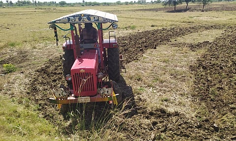 சம்பா சாகுபடிக்காக நிலங்களை தயார் செய்யும் பணியில் விவசாயிகள் தீவிரம்