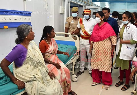 தர்மபுரி அரசு ஆஸ்பத்திரியில் கலெக்டர் திடீர் ஆய்வு - தரமான சிகிச்சைகளை உறுதி செய்ய டாக்டர்களுக்கு அறிவுறுத்தல்