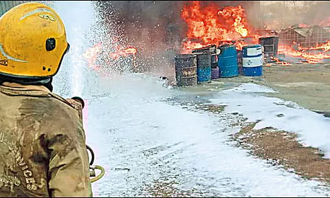 மதுரவாயலில் எண்ணெய் கிடங்கில் திடீர் தீ விபத்து - தீயணைப்பு வீரர்கள் ஒரு மணி நேரம் போராடி அணைத்தனர்