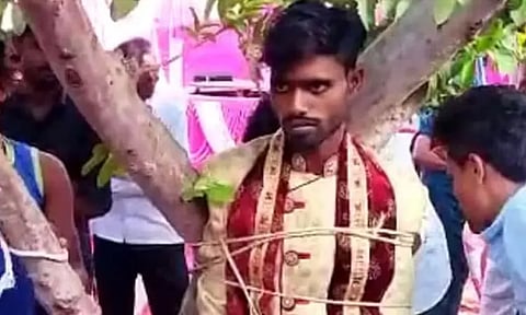 திருமணத்தின் போது வரதட்சணை கேட்ட மணமகனை மரத்தில் கட்டி வைத்த மணமகள் வீட்டார்...!