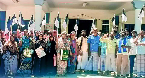 கயத்தாறு தாலுகா அலுவலகத்தை மனிதநேய மக்கள் கட்சியினர் முற்றுகையிட்டு போராட்டம்