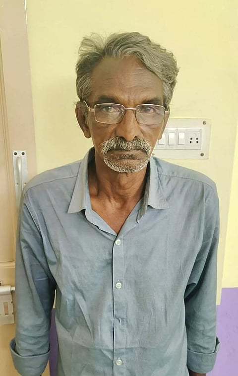 போலி சான்றிதழ் தயாரித்த வழக்கில் 10ஆண்டுகள் தலைமறைவாக இருந்த பள்ளி ஆசிரியர் சிக்கினார்