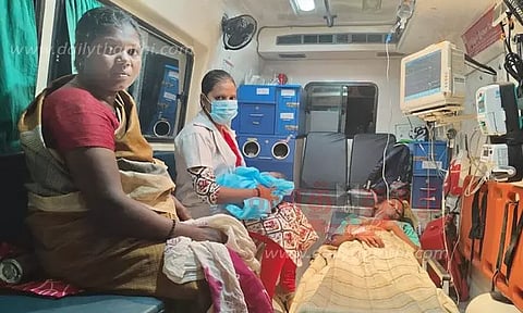 ஆம்புலன்சில் பெண்ணுக்கு பிரசவம்