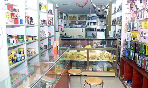 செல்போன் கடையில் திருட்டு