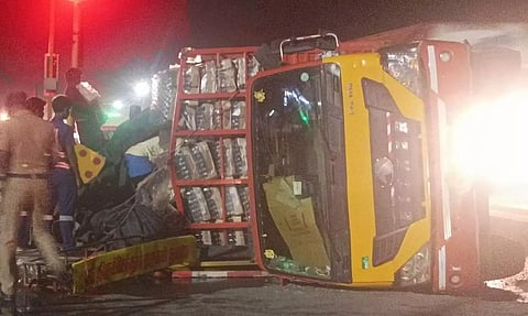 விழுப்புரம் புறவழிச்சாலையில் காலி மதுபாட்டில்கள் ஏற்றிச்சென்ற லாரி கவிழ்ந்து விபத்து