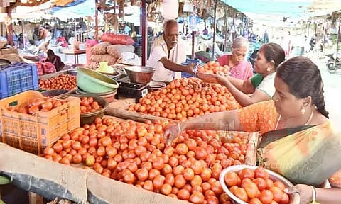 ஈரோட்டுக்கு வரத்து குறைந்ததால் தக்காளி விலை உயர்வு