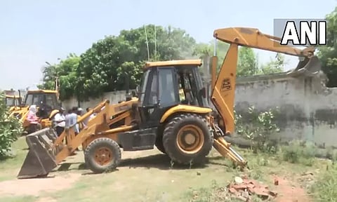 உ.பி.: 32 வழக்குகள் கொண்ட மாபியா கும்பல் தலைவரின் வீடு இடித்து தரைமட்டம்