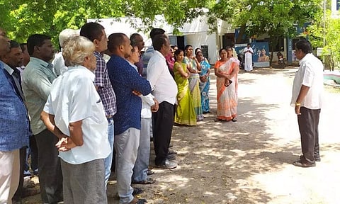 தியாகதுருகத்தில் தமிழ்நாடு ஊரக வளர்ச்சித்துறை அலுவலர்கள் ஆர்ப்பாட்டம்