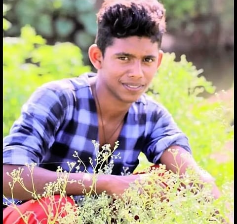 தேன்கனிக்கோட்டையில் மோட்டார் சைக்கிள் மீது டிராக்டர் மோதி வாலிபர் பலி மற்றொருவர் படுகாயம்