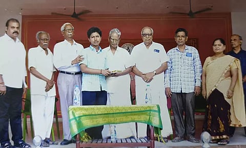 பொதுத்தேர்வில் சிறப்பிடம் பெற்ற மாணவர்களுக்கு பரிசு