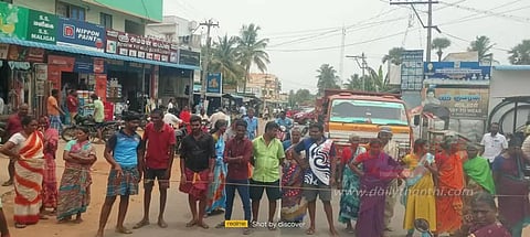 நடைபாதை கேட்டு பொதுமக்கள் சாலை மறியல்...!