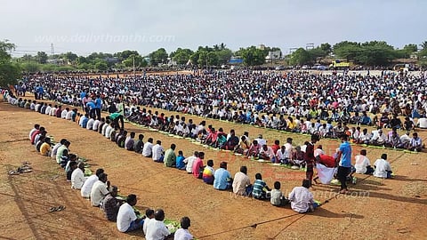 திருமங்கலம் அருகே கோவில் திருவிழா - 100 ஆடுகளை பலியிட்டு 10 ஆயிரம் ஆண்களுக்கு கறி விருந்து