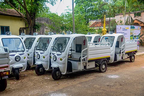 ஹைட்ராலிக் வசதியுடன் பேட்டரியில் இயங்கக்கூடிய 3 சக்கர வாகனம்