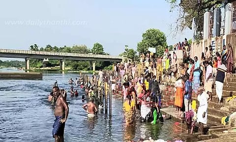 ஆனி மாத அமாவாசையையொட்டி கோவில்களில் சிறப்பு வழிபாடு; பவானி கூடுதுறையில் பக்தர்கள் புனித நீராடினர்