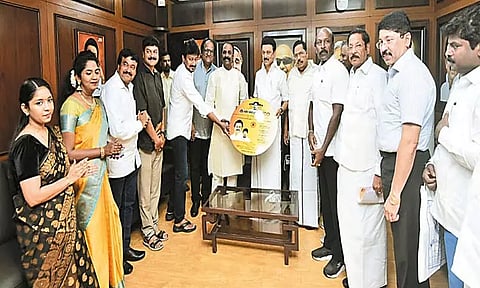 வைரமுத்து உள்ளிட்ட 4 கவிஞர்களின் பாடல்கள் அடங்கிய 'கலைஞர் 100' ஒலித்தகடு