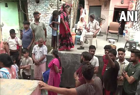 டெல்லி; பணத்தகராறில் சகோதரரை தாக்க வந்த இடத்தில் 2 சகோதரிகள் சுட்டு கொலை