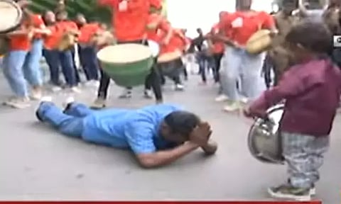 பறை இசைத்த ஒன்றரை வயது சிறுவன்... காலில் விழுந்து வணங்கிய நபர் - வைரல் வீடியோ