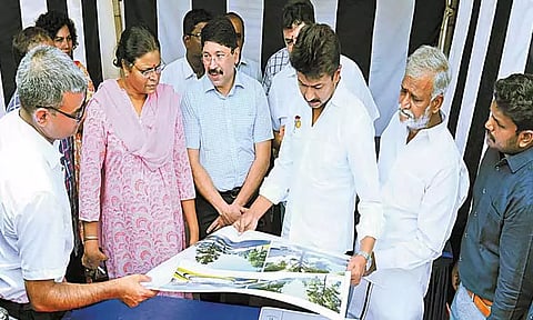 அண்ணாசாலை - டேம்ஸ் சாலை சந்திப்பில் நடைபெறும் புதிய நடை மேம்பால பணிகளை அமைச்சர்கள் ஆய்வு