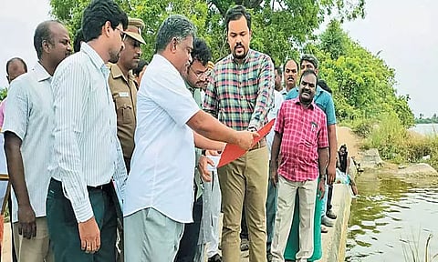 வேடந்தாங்கல் ஏரி கால்வாய் தூர்வாரும் பணி; செங்கல்பட்டு மாவட்ட கலெக்டர் ஆய்வு