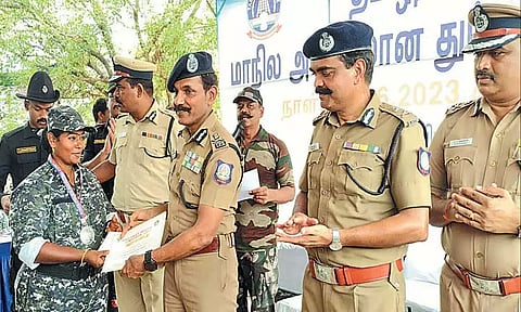 கூடுவாஞ்சேரி அருகே துப்பாக்கி சுடும் போட்டியில் வெற்றி பெற்ற வீரர், வீராங்கனைகளுக்கு பரிசு