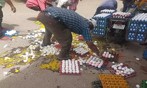 மொபட் விழுந்ததில் கோழி முட்டைகள் உடைந்து நாசம்
