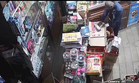 பல்பொருள் அங்காடியில் பொருட்கள் திருட்டு