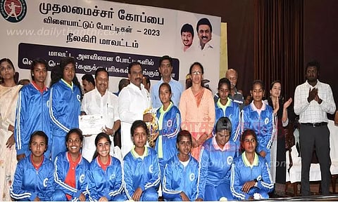 முதல்-அமைச்சர் கோப்பை போட்டியில் வெற்றி பெற்றவர்களுக்கு பரிசு