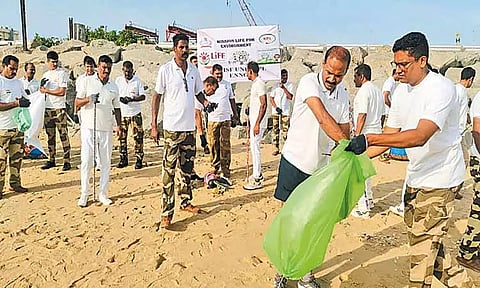 எண்ணூர் காமராஜர் துறைமுகத்தில் தூய்மை பணியில் ஈடுபட்ட மத்திய தொழில் பாதுகாப்பு படையினர்