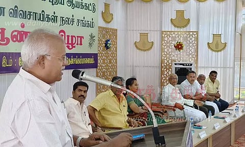 தேங்காய் எண்ணெய் வினியோகிக்க வேண்டும்