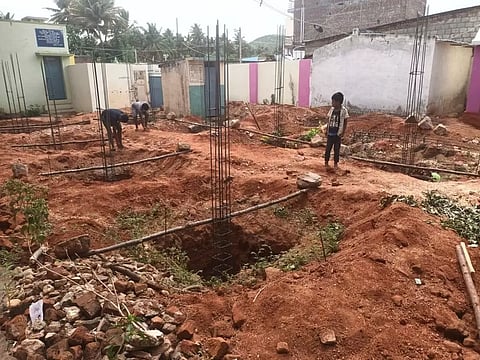 பள்ளி கட்டிட பணிக்காகதோண்டப்பட்ட குழிகளால் விபத்து அபாயம்