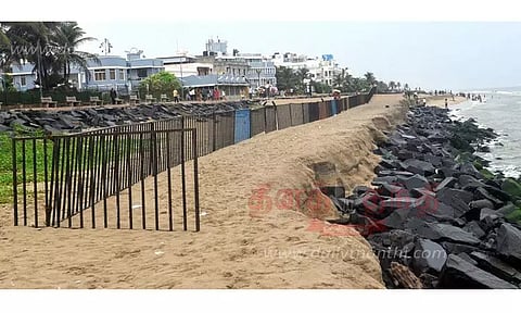 சுற்றுலா பயணிகள் செல்வதை தடுக்க தடுப்புகள் அமைப்பு