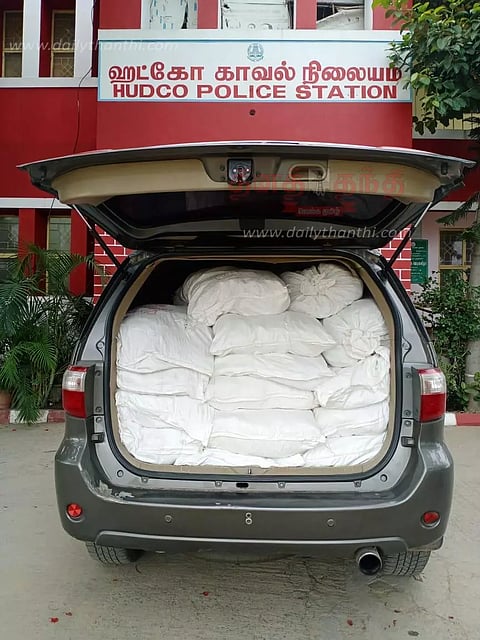 பெங்களூருவில் இருந்து சேலத்துக்குகாரில் கடத்திய ரூ.5 லட்சம் குட்கா பறிமுதல்வடமாநில வாலிபர் கைது