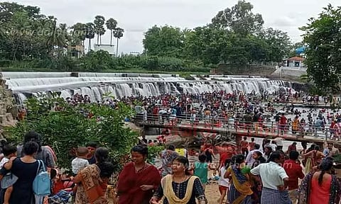 கொடிவேரியில் குவிந்த சுற்றுலா பயணிகள்