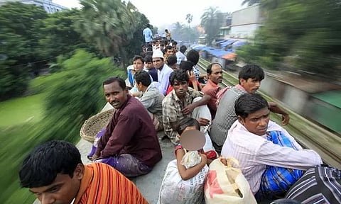 மராட்டியத்தில் 10 ஆண்டுகளாக தங்கி இருந்த வங்காளதேசத்தினர் 2 பேர் கைது - போலி ஆதார் அட்டை பறிமுதல்
