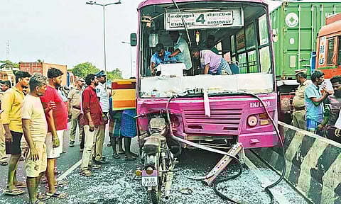 திருவொற்றியூரில் மின்வெட்டை கண்டித்து பொதுமக்கள் சாலை மறியல்; எதிர்திசையில் வந்த பஸ் மீது மோட்டார் சைக்கிள் மோதியதில் வாலிபர் படுகாயம்