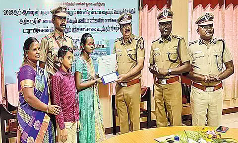 அரசு பொது தேர்வில் அதிக மதிப்பெண் பெற்ற சிறைத்துறை பணியாளர்கள் குழந்தைகளுக்கு பரிசுத்தொகை